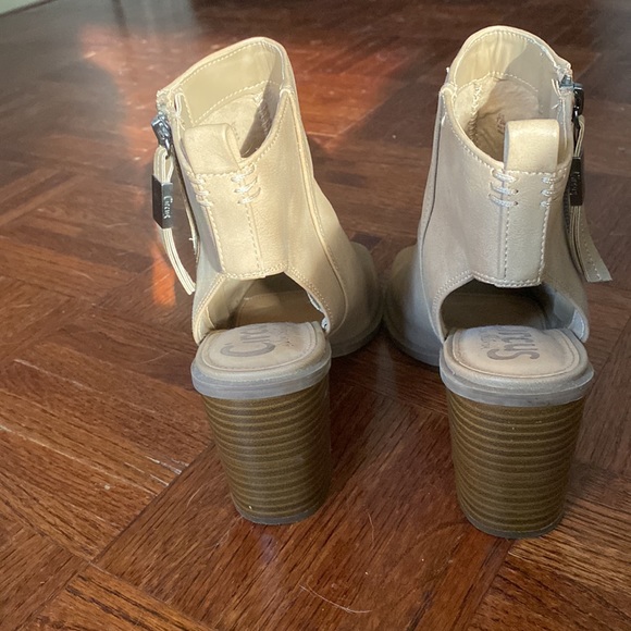 Tan Heels - Picture 3 of 3